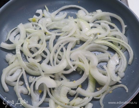 Лук почистить, нарезать полукольцами, в сковороде разогреть растительное масло, обжарить лук до легкого золотистого оттенка.