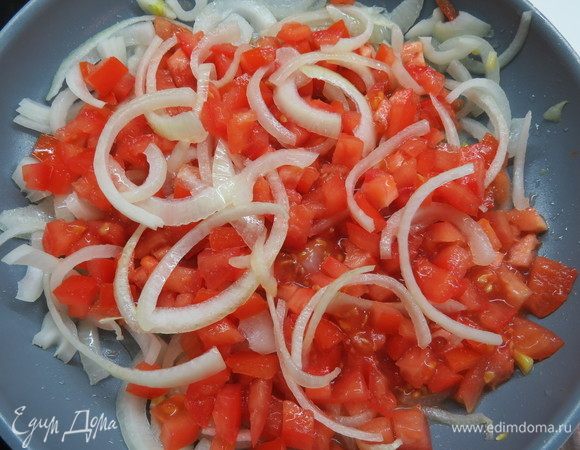 Добавить помидоры, посолить по вкусу и тушить на среднем огне около 5 минут.
