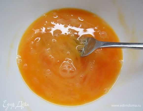 Яйца взболтать вилкой.