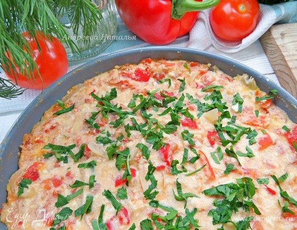 Петрушку вымыть, стряхнуть воду, мелко нарубить. Подавать миш-маш к столу горячим в сковороде, в которой он готовился, предварительно посыпав зеленью. В Болгарии миш-маш жарят на сковороде до загустения, а затем доводят до готовности в духовке. К столу омлет подают в форме для запекания. Приятного аппетита!