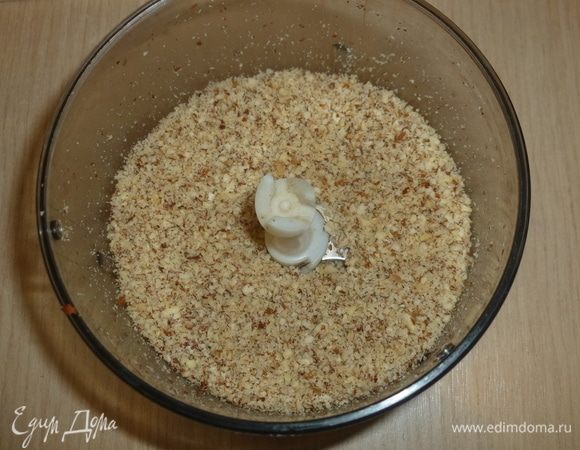 Фундук измельчить в кухонном комбайне или в блендере.
