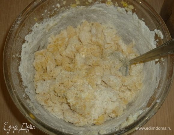 Муку просеять с разрыхлителем, добавить щепотку соли. Постепенно вмешать в яичную смесь.