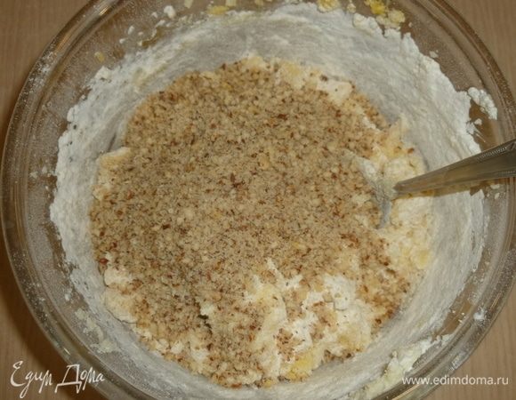 Добавить орехи и цедру. 