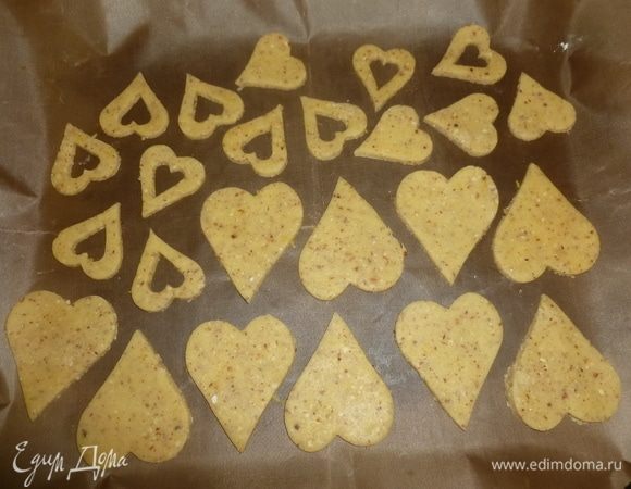 Разогреть духовку до 170°С. Выпекать печенье 15 минут до золотистого цвета. Готовое печенье остудить на решетке. 