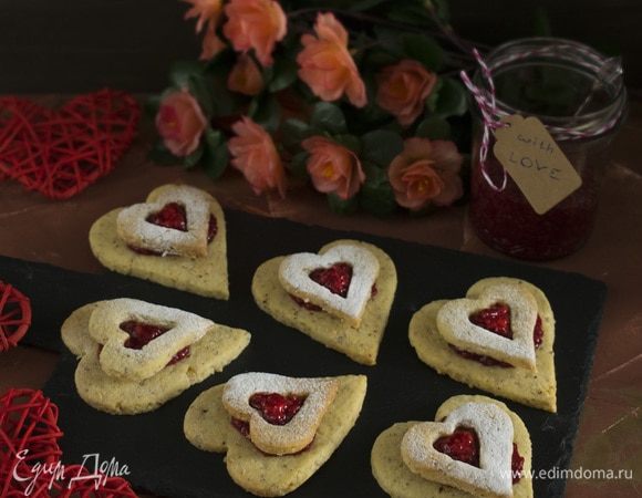 Большие печенья смазать джемом, маленькие — посыпать сахарной пудрой. Выложить маленькие печенья на большие. Приятного аппетита!