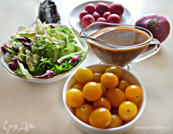 Подготовить, помыть и обсушить овощи и зелень. Помидоры черри разрежьте пополам, редис нарежьте тонкой соломкой, лук — тонкими полукольцами, зелень порвите рукам. Для этого салата вы можете использовать любые виды салата, а также руколу.