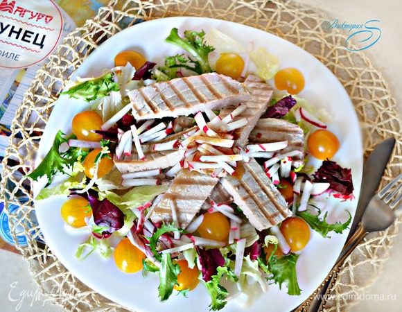 Выложите в миску овощи и листья салата, добавьте свежемолотый перец, (можно чуть-чуть посолить), перемешайте. Положите порцию салата на тарелку, сверху выложите нарезанные кусочки тунца и полейте соусом. Оставшийся соус перелейте в бутылочку или соусник, закупорьте и храните в холодильнике. Уверена — долго такой соус не заскучает в холодильнике, он прекрасно дополнит любые другие овощные салаты, блюда из рыбы и морепродуктов.