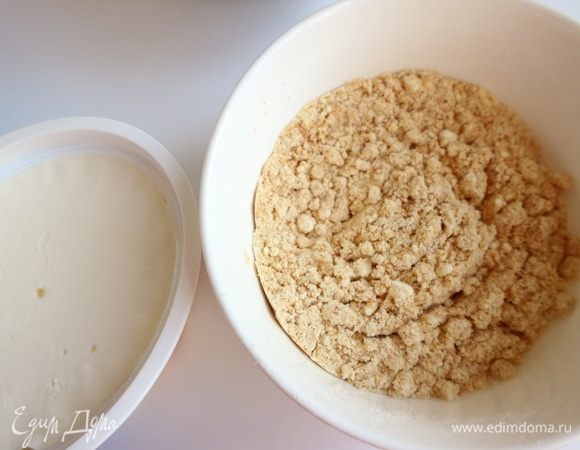 Сухое молоко слегка, до золотистого цвета, поджарить на сухой сковороде.