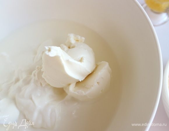 К мягкому творогу и сливочному творожному сыру добавить молоко.