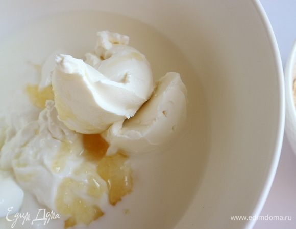 Затем — мед и ванильную эссенцию. Перемешать.