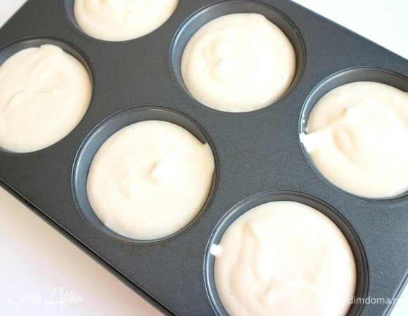 Поместить смесь в формочки, убрать в морозильную камеру на 1,5–2 часа. Когда смесь немного затвердеет, можно воткнуть палочку в каждую порцию.
Приготовить мягкий грильяж. Нагреть мед до кипения, выключить газ, добавить измельченные орехи, перемешать. Ореховая крошка не должна быть слишком мелкой, кусочки должны быть разного размера — средние, чуть покрупнее, мелкие.