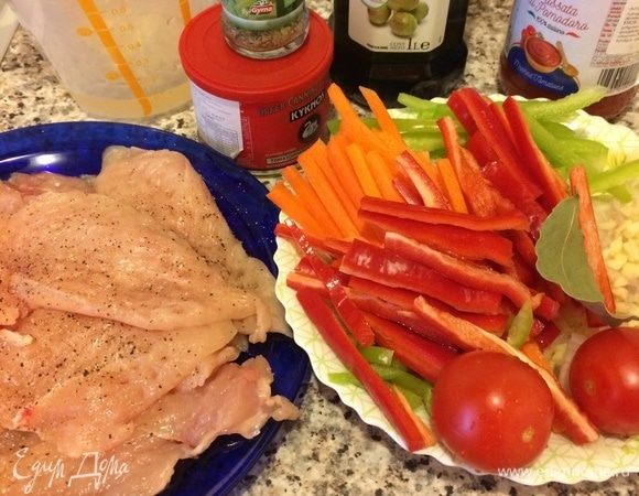 Грудки вымыть, обсушить бумажным полотенцем, разрезать пополам, слегка отбить, посолить и поперчить. Овощи крупно нарезать. Помидоры у меня крупные, разреть пополам.