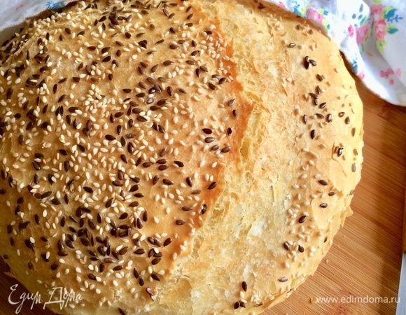 Выпекать при температуре 220°С 30–40 минут, затем снять крышку, уменьшить температуру до 180°С и выпекать еще  20–30 минут. (Важно!!! Все-таки ориентируйтесь по своей духовке, у меня, например, духовка старая, и ей нужно больше времени на разогрев, поэтому и пеку я дольше).