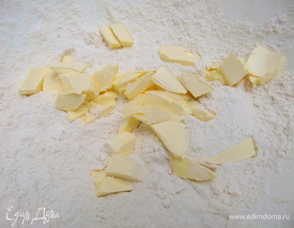 Покрошить холодное масло в муку с солью.