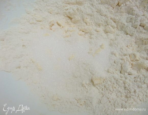 Порубить ножом, добавить сахар.