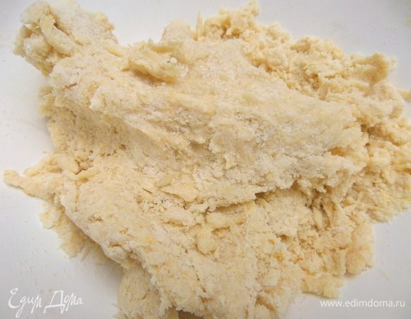 Пока тесто крошится.