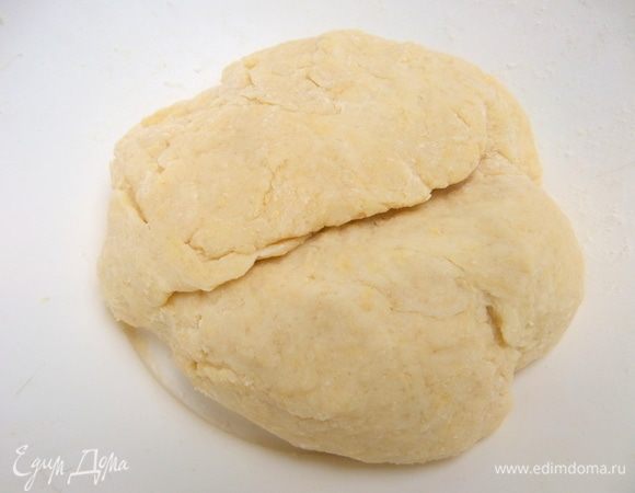 Вливать по ложке холодной воды или сыворотки, пока тесто не соберется в эластичный шар. Накрыть и убрать, пока делаем начинку.