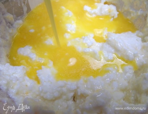 Вбить яйцо. Влить растопленное масло.