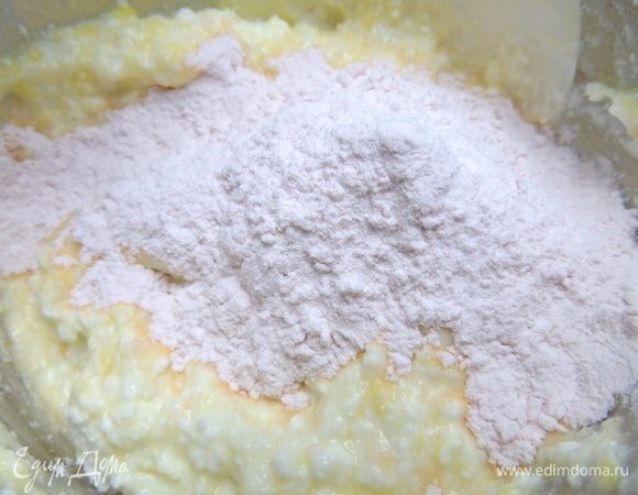 Высыпать пачку ванильного пудинга (сухая смесь).