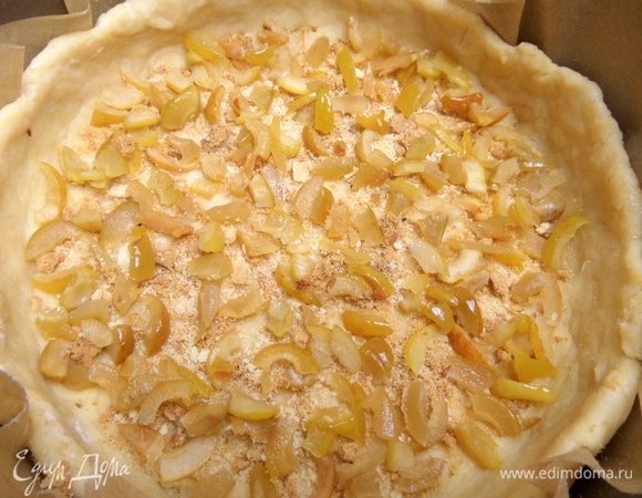 Сверху — дольки цидонии (местная мини-айва, растет на огородах) из сиропа. Или любые цукаты.