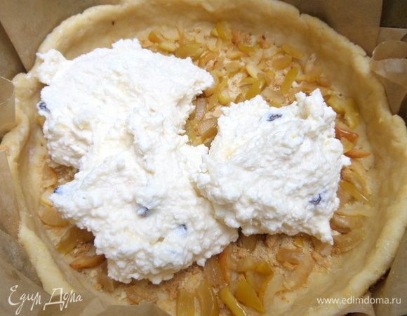 Заполнить корж начинкой.