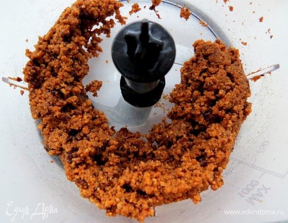 Делаем основу. Измельчить имбирное печенье вместе с черносливом и орехами в блендере в мелкую крошку и смешать со слегка растопленным сливочным маслом.