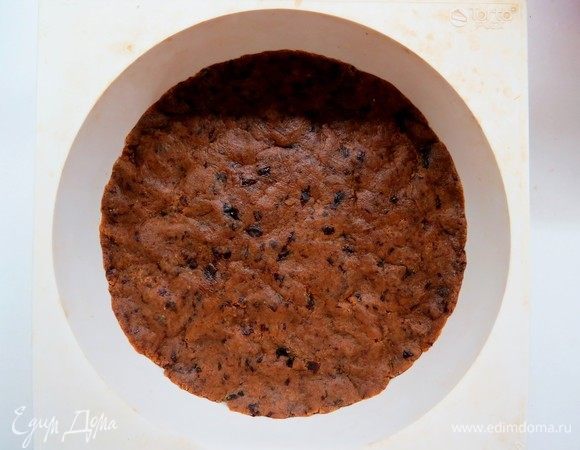 В кольце, разъемной форме или порционных формочках сформировать основу будущего чизкейка (у меня форма диаметром 18 см). Я сделала основу без бортиков. Основу охладить в холодильнике в течение 10 минут, потом подпечь в разогретой до 180°С духовке в течение 7–10 минут. Запеченную основу охладить.