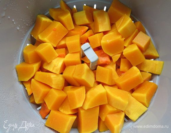 Тыкву помыть, почистить и отварить до мягкости (я варила на пару в пароварке).