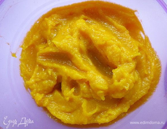 Пробить отваренную тыкву блендером до однородности или протереть через сито. Отвесить 420–450 г тыквенного пюре.