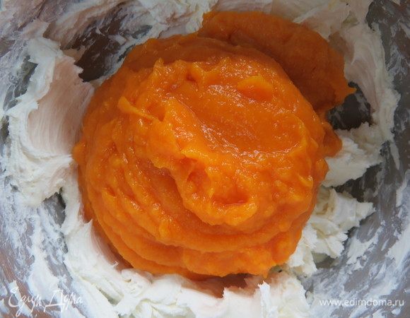 В чаше миксера взбить сливочный сыр примерно полминуты, затем добавить тыквенное пюре, взбить на средней скорости.