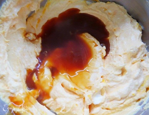 Добавить карамельный соус, взбить до однородности на средней скорости миксера. Я добавляла домашний карамельный соус, приготовленный по этому рецепту: https://www.edimdoma.ru/retsepty/109976-karamelnyy-sous-na-kefire.
Вы можете сварить карамель по своему любимому рецепту или заменить карамель таким же количеством сахара. Но карамель отлично оттеняет вкус тыквы в этом чизкейке, так что рекомендую не лениться и сварить карамель.