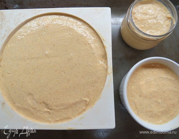 Готовое тесто для чизкейка вылить поверх остывшей основы в форму (D=18 см). У меня помимо основной формы творожной части хватило на 2 небольших формочки. Выпекать 1 час при 160°С на водяной бане. Для водяной бани форму с чизкейком поставить в большую форму, заполненную горячей водой. Воду налить не менее, чем на 2–3 см формы с чизкейком.