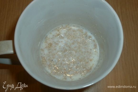 Оставшееся молоко слегка подогреть, добавить сахар и ванильный сахар. Оставить на 20 минут до появления «шапочки». Вылить дрожжевую смесь в миску, перемешать. Просеять туда же муку и добавить щепотку соли. Оставить в теплом месте на 1 час.