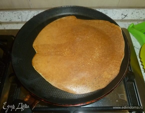 Сковороду разогреть, смазать маслом. Набрать в стандартный половник тесто (где-то ¾ половника) и вылить на сковороду. Обжарить блинчики с двух сторон.