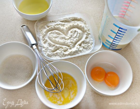 Желтки отделить от белков и растереть с сахаром. Перемешивая венчиком, влить молоко и растопленное сливочное масло. Муку просеять (2/3 стакана либо это 6 ст. л. с горкой), добавить соль и порционно ввести в яично-молочную смесь. Тщательно перемешать до получения однородной массы. Белки взбить в пышную пену и аккуратно подмешать в тесто.