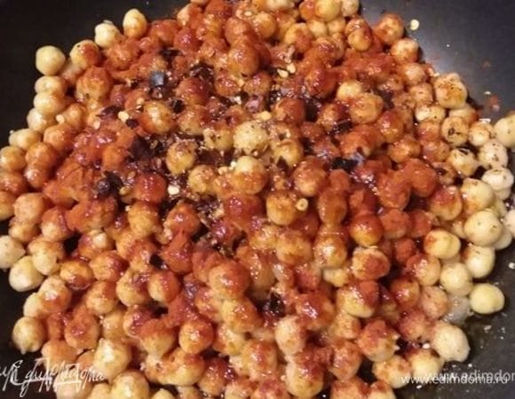 Нут я использовала консервированный, слить воду, разместить в форму для запекания. Из остальных ингредиентов приготовить маринад и смешать с нутом. Запекать в заранее разогретой до 180°С духовке 30–40 минут. 