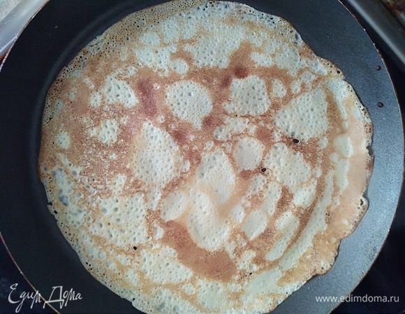 Блинную сковородку хорошо разогреть, смазать кисточкой растительным маслом и выпекать блинчики до румяности с обеих сторон. Я смазываю только первый раз, потом пеку без масла.