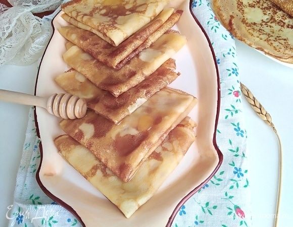 Блинчики по этому рецепту получились тоненькими и нежными. Кушать их лучше с пылу с жару, горячими, поливая медом. Или с тем, чем вы любите. 