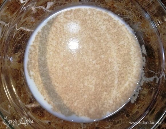 Смешайте теплую воду и теплое молоко. Добавьте сахар, соль и дрожжи. Перемешайте и оставьте на 5 минут.