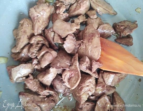 Посолить и поперчить. 