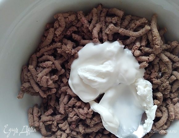 Измельчить блендером или пропустить через мясорубку. Добавить сметану и перемешать. 