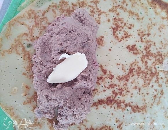 На каждый блинчик положить начинку и кусочек сливочного масла. 