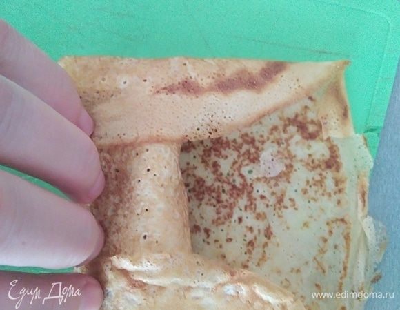 Завернуть начинку, подгибая края вовнутрь. Форму смазать растительным маслом и запечь блинчики в разогретой до 180°С духовке 15 минут. 