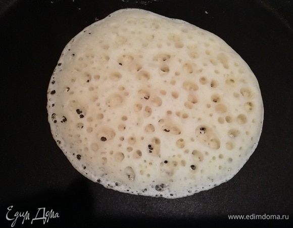 Жарим блинчики на хорошо разогретой сухой сковороде. Набираем 1/2 половника теста и распределяем по сковороде. Жарим только с одной стороны. Блинчик готов, когда поверхность стала матовой. 