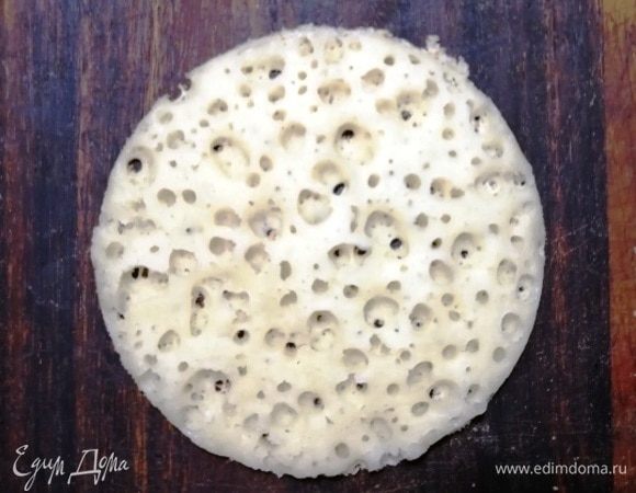 Аккуратно лопаткой снимаем блин со сковороды.