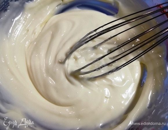 Получилась кремовая консистенция. Переложите крем в кондитерский шприц или мешочек и начините блинчики.
