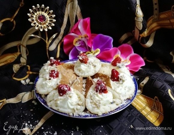 На каждый блинчик я положила ягодку клубники из джема и посыпала рублеными грецкими орехами. Арабские блинчики готовы!