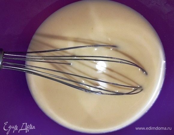 Смешайте апельсиновый сок (можно взять любой), молоко, яйца, разрыхлитель, соль, ванилин.