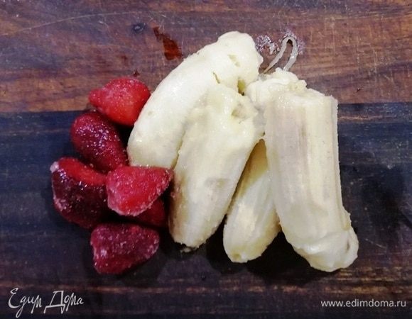 Подготовьте замороженную клубнику. Я ее не размораживаю. Бананы лучше взять очень спелые (можно переспелые).