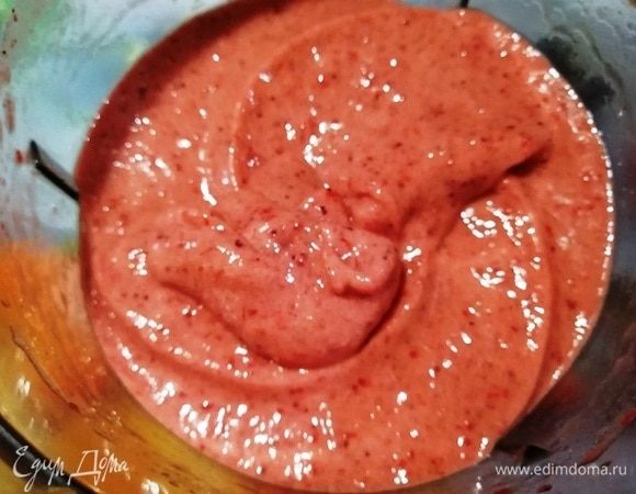 В кухонном комбайне делаем пюре из клубники и бананов.